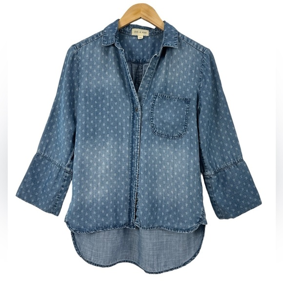 cloth & stone Tops - Cloth & Stone Chambray Soft Denim Collared Button Front Shirt